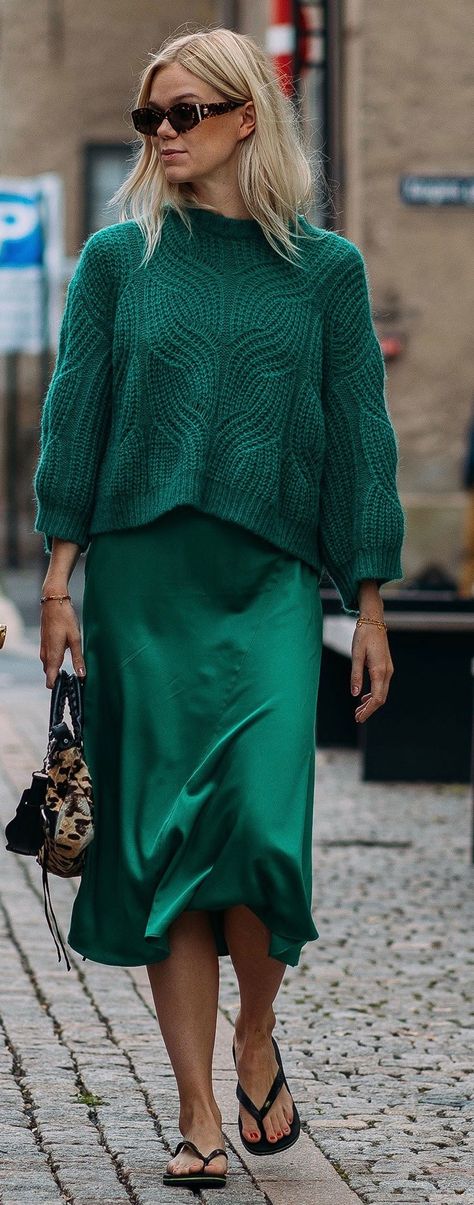 Oslo Fashion, Silk Dresses Outfit, Rok Outfit, Rock Outfit, Slip Skirt, Green Outfit, Street Style Inspiration, 가을 패션, Fashion Mode