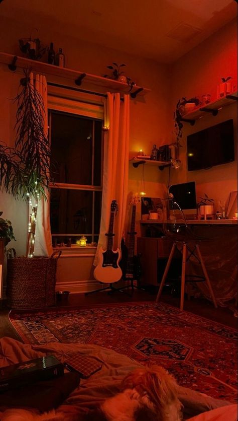 Shared Room With Boyfriend, Studio Rug Ideas, Chill Room Aesthetic Ideas, Cozy Room Ideas Aesthetic Dark, Jazz Room Aesthetic, Records Aesthetic Room, Jazz Bedroom Aesthetic, Rooms With Black Furniture, Aesthetic Rooms Bedrooms