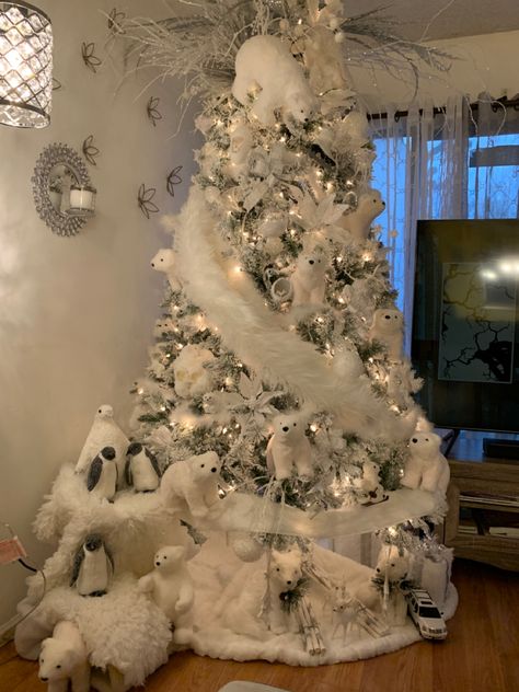 Silver White And Gold Christmas Tree Decorations, Glam White Christmas Tree, White Wonderland Christmas Decor, White And Silver Christmas Decor Ideas, Christmas White Decor Ideas, Christmas Theme Tree Ideas, White And Red Christmas Tree Ideas, White Xmas Tree Ideas, All White Christmas Tree Decorations