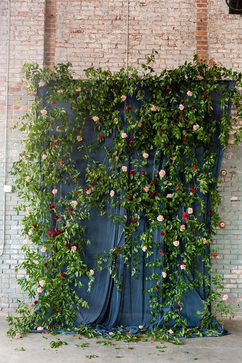 Flowers Backdrop Ideas, Flowers Backdrop, Fun Wedding Decor, Wedding Photo Booth Props, Grass Wall, Backdrop Wedding, Wedding Ceremony Backdrop, Backdrop Ideas, Wedding Photo Booth