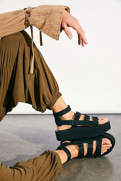 Teva Flatform Outfit, Teva Outfit, Platform Tevas, Platform Teva, Teva Sandals Outfit, Platforms Outfit, Teva Platform, Platform Sandals Outfit, Teva Flatform