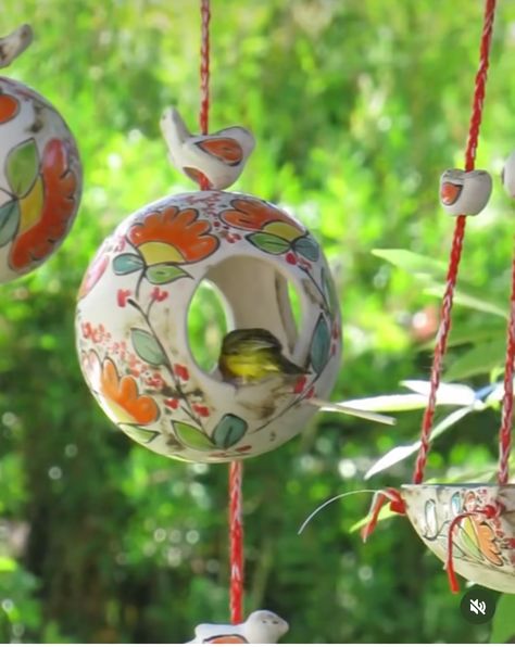 Ceramic Bird Bath, Laura Gonzalez, Ceramic Sculpture Figurative, Ceramic Birdhouse, Clay Bird, Clay Birds, Beginner Pottery, Clay Stamps, Gourds Crafts