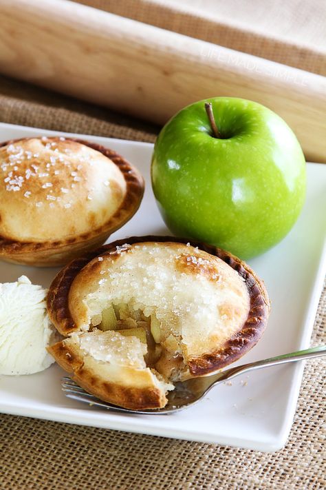 These little handheld apple pies are easy to make with the Breville Mini Pie Maker! @brevilleusa Breville Pie Maker, Mini Pie Maker, Mini Apple Pie, Mini Pie Recipes, Life Made Simple, Pie A La Mode, Pie Maker, Mini Apple Pies, Pies Maker