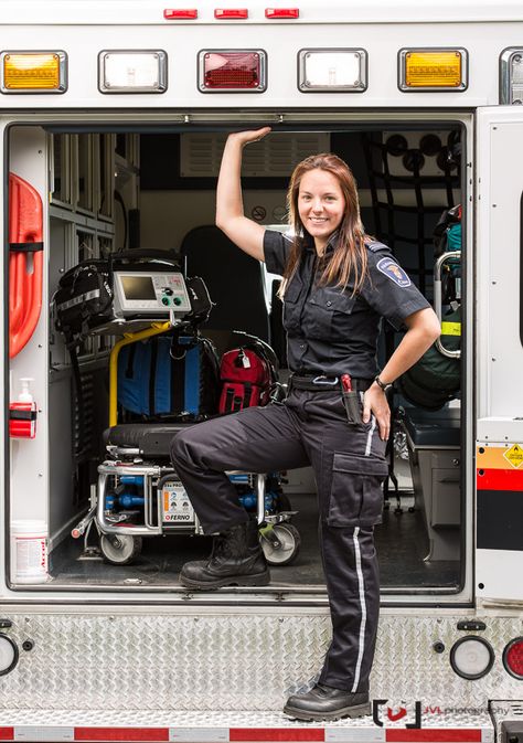 Paramedic Paramedic Uniform Female, Emt Photo Shoot, Female Emt Paramedic, Emt Photoshoot Ideas, Female Paramedic Aesthetic, Emt Graduation Pictures, Ems Photoshoot, Emt Women, Emt Paramedic Aesthetic