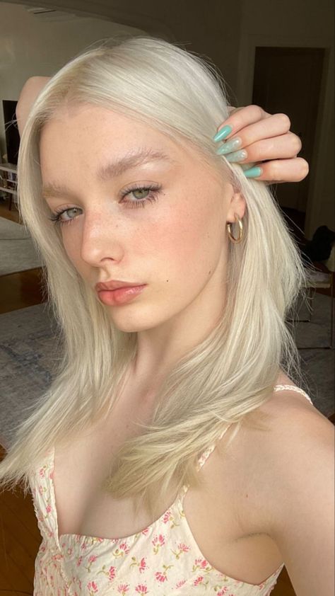 Pale Girl Makeup, Blonde Hair Pale Skin, Avrey Ovard, Pale Skin Hair Color, Bleached Eyebrows, Pale Skin Makeup, Blonde Eyebrows, Hair Pale Skin, Perfect Blonde Hair