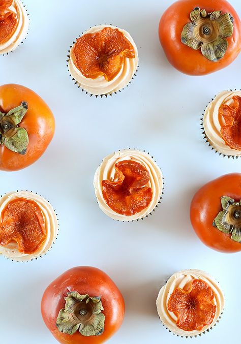 Spiced Persimmon Cupcakes with Cream Cheese Frosting Candied Persimmon, Persimmon Cupcakes, Coconut Cupcake Recipes, Fruity Cupcakes, Fluffy Cream Cheese Frosting, Persimmon Recipes, Persimmon Fruit, Cupcakes With Cream Cheese Frosting, Food Addict