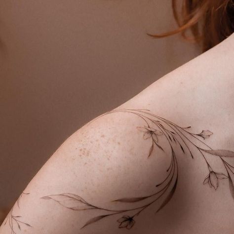 Evelina Rasaeva • TATTOO ARTIST on Instagram: "My fav project 😍 #tattoo #tattooideas #tattoorome #tattoomilano #milano #milan #italy #rome #romeitaly #tattooart #tattooartist" Floral Shoulder Tattoo, Italy Tattoo, Flower Shoulder Tattoo, Maching Tattoos, Shoulder Tats, Fav Flower, Floral Tattoo Shoulder, Tattoo Family, Hip Thigh Tattoos