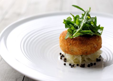 Salmon fish cakes with rocket, capers and lime dressing Fish Starter Recipes, Fish Cake Recipe, Salmon Fish Cakes, Cake Recipes Uk, Quick Salmon, Fish Cakes Recipe, Hot Appetizers, Great British Chefs, Fish Cakes