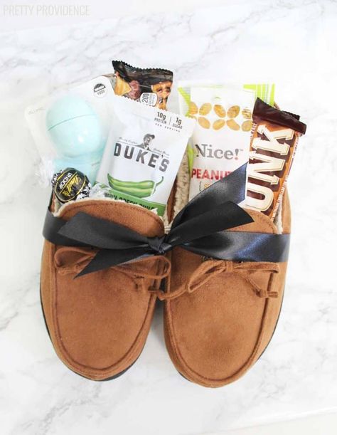 Slippers Gift Idea for Him Best Christmas Gift Baskets, Fathers Day Gift Basket, Christmas Gift Baskets Diy, Gift Baskets For Him, Boyfriend Gift Basket, Baskets For Men, Gift Baskets For Men, Easy Diy Christmas Gifts, Diy Slippers