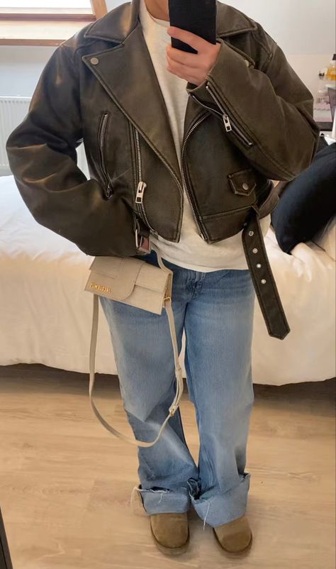 Leather Crop Jacket Outfits, Green Zara Leather Jacket Outfit, Outfit Perfecto Noir, Green Zara Jacket Outfit, Lether Girl Jacket Outfit, Zara Outfit 2023 Winter, Zara Leather Jacket Outfit, Zara Jacket Outfit, Cropped Leather Jacket Outfit