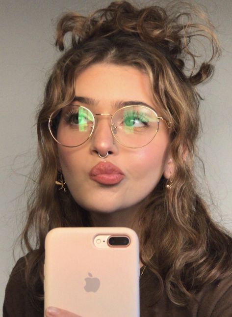 Cute Wire Frame Glasses, Round Glasses On Round Face, Septum Piercing With Glasses, Gold Wire Frame Glasses Women, Wire Frame Glasses Aesthetic, Glasses And Piercings, Glasses For Long Faces Woman, Glasses For Redheads, Wire Glasses Aesthetic