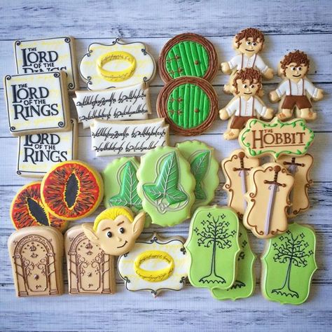 Lord of the Rings cookies...I would love to devote a whole day just to make these awesome cookies Hobbit Wedding, Lotr Wedding, Hobbit Party, The Lord Of The Rings, Birthday Ring, Party Rings, Cookie Art, Cookie Designs, Sugar Cookies Decorated