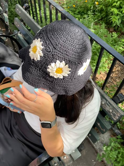 Crochet daisy bucket hat Bucket Hat Pictures, Bucket Hats Aesthetic, Jillian Core, Daisy Bucket Hat, Flower Bucket Hat, Bucket Hat Crochet, Hat Aesthetic, Crochet Daisy, Crochet Bucket Hat