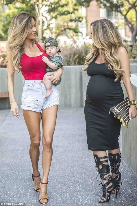 Toned tummy: Sarah is best known for posting photos on Instagram of her pregnant body - wh... 4 Month Pregnant Outfit, Sarah Cameron Pregnant, Sarah Stage, After Pregnancy Body, Gorgeous Pregnant Women, Sarah Stage Pregnant, Get Into Shape, Toned Tummy, Tank Dresses