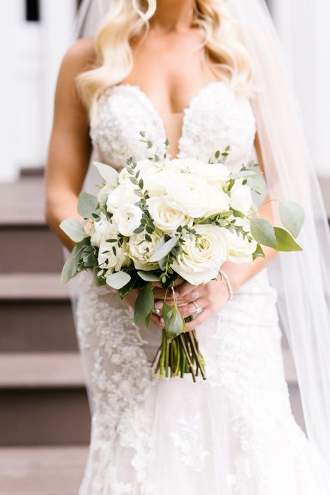 Taylor and Jay's big day was a classic affair that oozed Southern charm thanks to a simple palette of white, green, & gold. Get inspired when you see the details from their wedding at Riverwood Mansion, over on the blog! Green And White Wedding Theme, Green White And Gold Wedding, Flowers Ranunculus, Gold Wedding Bouquets, Green And White Wedding, White And Gold Wedding, Enchanted Florist, Romantic Wedding Flowers, White Wedding Theme