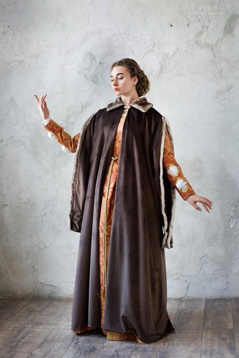 Ren Faire Costume Women, Gown Cape, 16th Century Clothing, Medieval Cloak, Medieval Fair, Tudor Costumes, Ren Faire Costume, Medieval Gown, Historical Dress