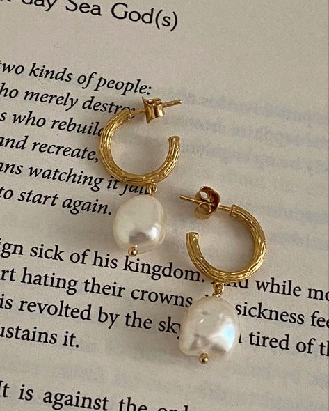 Pearl Earrings Old Money, Old Money Aesthetic Earrings, Pearl Jewellery Aesthetic, Old Money Aesthetic Accessories, Sea Jewelry Aesthetic, Old Money Earrings Aesthetic, Pearl Earring Aesthetic, Old Money Wishlist, Old Money Jewellery