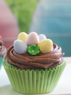 Simple Spring Easter Cupcakes with Cadbury Mini Eggs #easter #spring #dessert #cupckakes #minieggs #cadbury Cadbury Mini Egg Cupcakes, Mini Egg Cupcakes, Easter Cupcake Recipes, Nest Cupcakes, Cadbury Mini Eggs, Egg Cupcakes, Spring Cups, Easter Cupcake, Spring Cupcakes