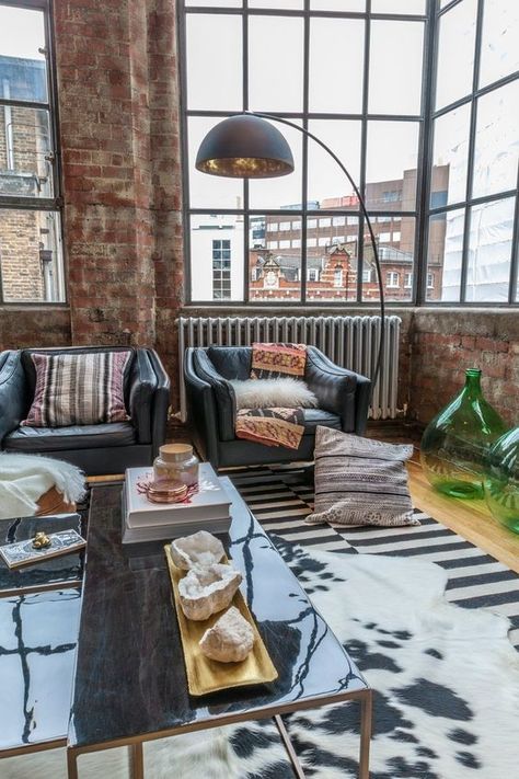 15 idées pour transformer votre appartement en un vrai loft new-yorkais ! London Loft Apartment, Appartement New York, New Yorker Loft, Industrial Loft Decor, Apartment Loft, New York Loft, Loft Stil, Industrial Livingroom, Loft Interiors