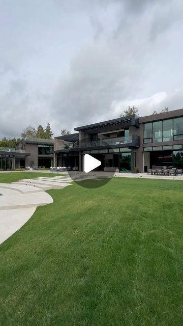 BEVERLY HILLS REAL ESTATE on Instagram: "📍Holmby Hills, CA • $45,000,000 Listed by @aaronkirman | @kirbygillon | @brycelowe 📽️ @beverlyhills.realestate x @oneshotprods Join us at @BEVERLYHILLS.REALESTATE #beverlyhillsrealestate #luxury #interiordesign #mansion #realestate #hometours" Beverly Hills Villa, Dubai Mansions Luxury Exterior, Beverly Hills Homes, Black Mansion, Beverly Hills Real Estate, Holmby Hills, Beverly Hills Mansion, Luxury Exterior, Beverly Hills Houses