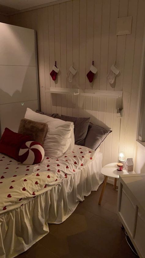 Bedroom Inspo Christmas, Winter Themed Bedroom, Habitacion Aesthetic, Christmas Bedroom Aesthetic, Christmas Bed Sheets, Gingerbread House Village, Aesthetic Bed Sheets, Winter Hot Chocolate, Victoria Secret Vanilla