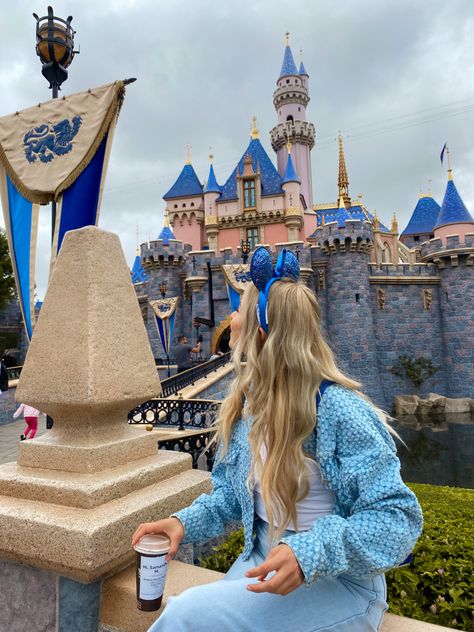 At Disneyland/Disneyworld taking cute pics in front of castle wearing cute blue Disney ears with a matching blue jacket. Pinterest inspo Disneyworld Photoshoot Ideas, Disney Castle Pictures, Disneyland Aesthetic Pictures, Romantic Curly Hair, Disneyland California Pictures, Disneyland Picture Ideas, Sleeping Beauty Castle Disneyland, Pink Blue Aesthetic, Emily Nelson