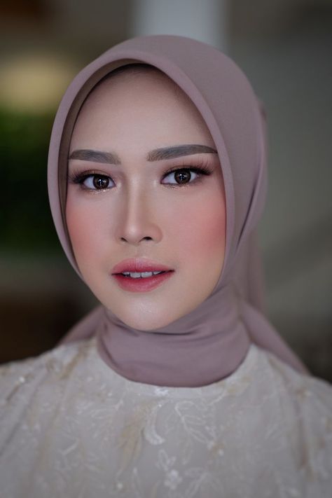 Make Up Bridesmaid Hijab, Make Up Kondangan Simple, Make Up Perpisahan, Makeup Wisuda Hijab Natural, Makeup Bridesmaid Hijab, Makeup Graduation Hijab, Graduation Make Up Look, Hairdo For Graduation, Mek Up