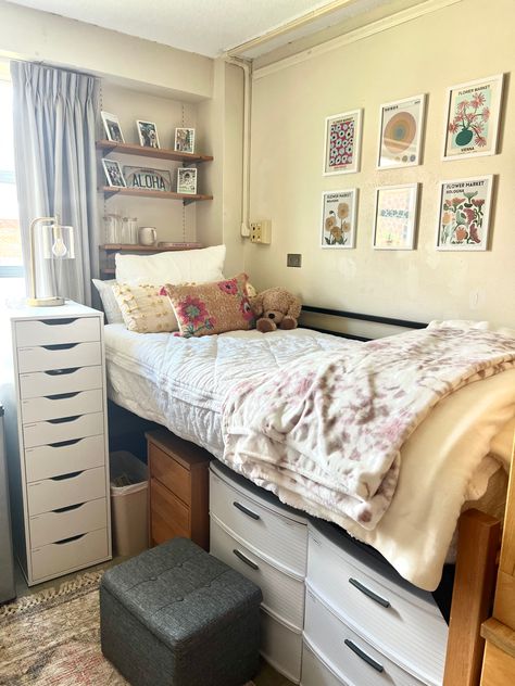 Dorm Room Ideas 3 Beds, Cute Dorm Decorations, Basic Dorm Room Ideas, College Dorm Rooms Aesthetic, Simple College Dorm Room Ideas, Realistic Dorm Room Ideas, Tennessee Dorm Room, Dorm Room Set Up, Dorm Desk Aesthetic