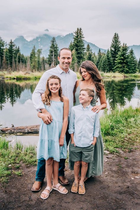 An adventurous Family Portrait Session in Grand Teton National Park near Jackson Hole, Wyoming. Featuring location inspiration for family portraits in Wyoming and Idaho. Featuring outfit inspiration and posing ideas for family portraits. | Jenna Boshart Photography Family Mountain Photoshoot Outfits, Family Mountain Pictures, Alaska Family Photoshoot, Family Pictures In Mountains, Yellowstone Family Photos, Montana Family Photos, Summer Mountain Family Photos, Mountain Family Pictures Outfits, Jackson Hole Wyoming Summer Outfits