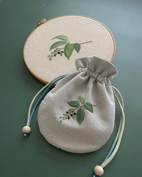 Embroidery Purse, Diy Embroidery Designs, Diy Bag Designs, Diy Bags Patterns, Handmade Embroidery Designs, Hand Embroidery Projects, Pola Sulam, Embroidery Bags, Embroidery Gifts