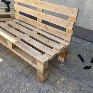 Pallet Bench Outdoor, Pallet Bench Diy, Pallet Bank, Pallet Patio Furniture Diy, Outdoor Pallet Projects, Simple Benches, Diy Pallet Sofa, Pallet Seating, Pallet Chair