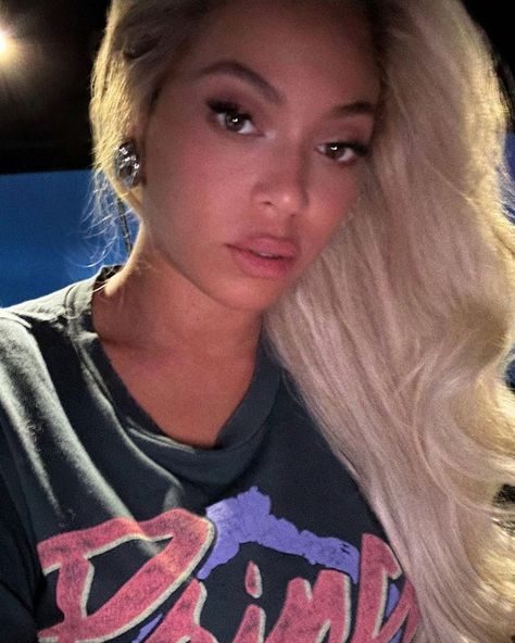 Beyoncé | 💜 | Instagram Beyonce Blonde Hair, Beyonce Blonde, Beyonce Instagram, Natural Hair Woman, Queen Bee Beyonce, Bleach Blonde Hair, David And Victoria Beckham, Beyonce Style, Beyoncé Giselle Knowles-carter