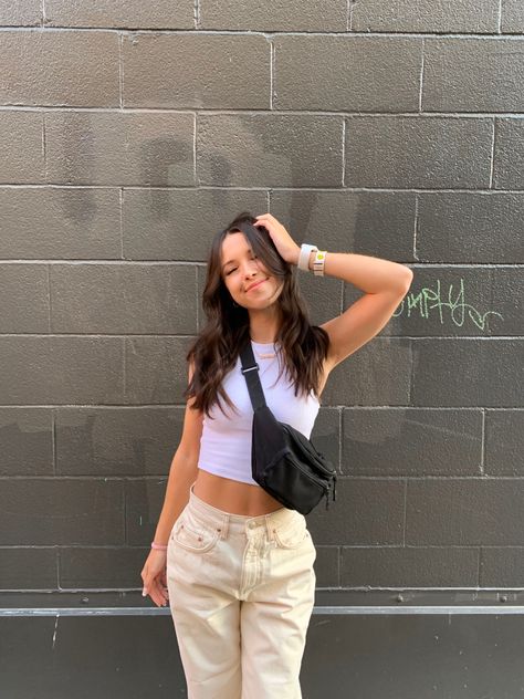 How To Style Fanny Pack Women, Cinema Outfit Ideas Summer, Bumbag Outfit Street Style, Fanny Bag Outfit, White Tank Top Outfit Aesthetic, Fanny Pack Street Style, Bumbag Outfit, Fanny Pack Outfit Street Styles, Fanny Pack Aesthetic