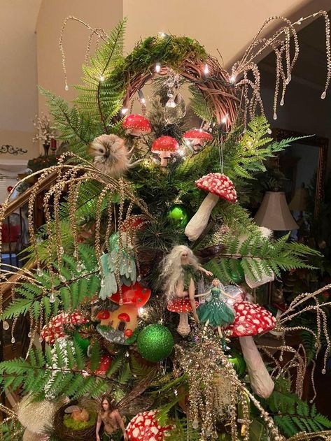 Creative Christmas Tree Ideas, Christmas Shop Displays, Diy Christmas Trees, Woodland Christmas Decor, Pagan Christmas, Woodland Christmas Tree, Cottagecore Christmas, Christmas Tree Inspo, Christmas Tree Forest