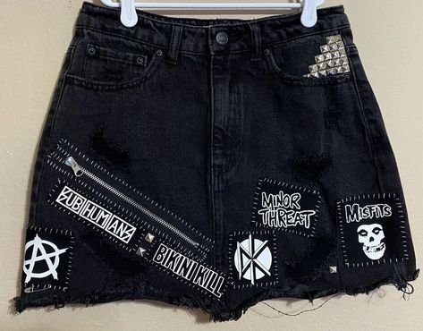 Punk Skirt Outfit, Diy Punk Clothes, Diy Goth Clothes, Punk Skirt, Goth Skirt, Gothic Skirt, Studded Skirt, Crust Punk, Punk Patches