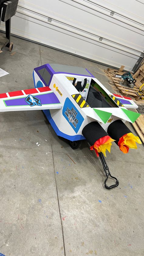 Buzz Light Year Spaceship Diy, Buzz Lightyear Spaceship Diy, Buzz Lightyear Spaceship, Diy Bando, Wagon Halloween Costumes, Buzz Lightyear Birthday Party, Toy Story Halloween, Toy Story Party Decorations, Cardboard Car