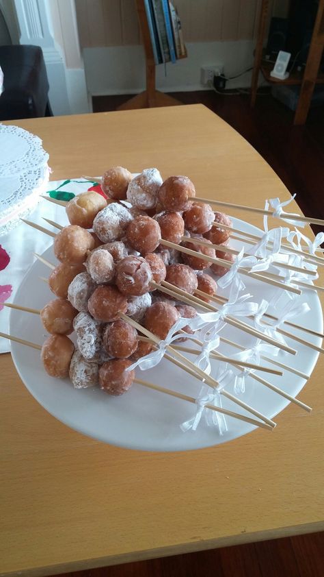 Donut hole skewers. So simple. So yummy! Donut Hole Bar Ideas, Donut Skewers Doughnut Holes, Donut Kebab, Donut Hole Skewers, Donut Skewers, Brunch Dessert Table, Baby Shower Brunch Food Ideas, Fruit Donut, Birthday Brunch Ideas