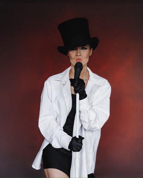 Shania Twain Top Hat, Famous Musicians Costumes, Shania Twain Costume Halloween, Music Icons Costume Ideas, Shania Twain Halloween Costume, Shania Twain Costume, Old Country Songs, 90s Halloween Costumes, Color Castaño