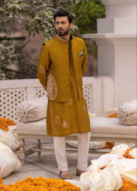 Pista Colour Kurta For Men, Haldi Outfits For Men, Haldi Ceremony Outfit For Men, Sadaf Fawad Khan, Pitta Work, Mehandi Outfits, Shadi Dress, Haldi Ceremony Outfit, Fawad Khan