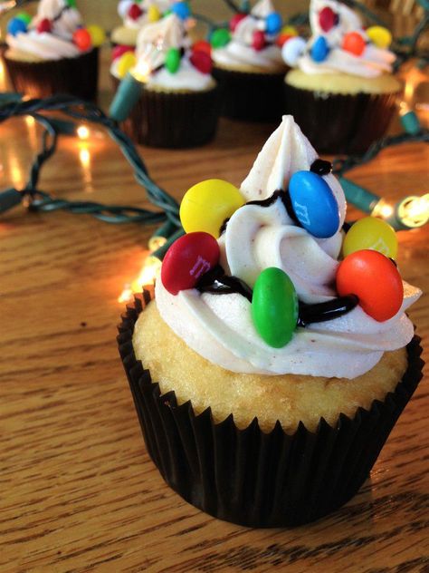 Cupcakes inspired by 'Stranger Things' won't scare you Stranger Things Party Upside Down, Stranger Things Theme Party Food, Birthday Party Stranger Things, Stranger Things Food Party, Stranger Things Themed Birthday Party, Strangers Things Party, Stranger Things Desserts, Stranger Things 11th Birthday Party, Stranger Things Themed Food