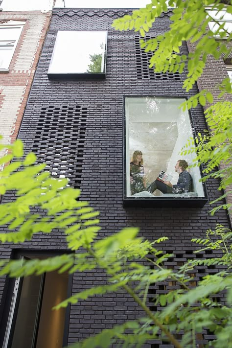 Image 23 of 38 from gallery of skinnySCAR / Gwendolyn Huisman and Marijn Boterman. Photograph by Vincent van Dordrecht Modern Bay Window, Black Brick House, Black Brick, Brick Architecture, Brick Facade, Windows Exterior, Design Exterior, Brick Building, Architecture Exterior