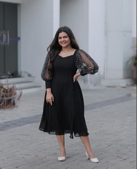 Party Wear Frocks For Women, Frocks Designs For Women, Frock For Teens, Black Organza Dress, Short Frocks For Women, Frock Designs For Women, Dress Designs For Stitching, Farewell Dresses, Frock Models