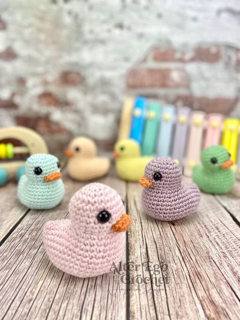 Amigurumi pattern Duck Amigurumi, Crochet Unique, Easy Crochet Animals, Confection Au Crochet, Crochet Keychain Pattern, Crochet Simple, Fun Crochet Projects, Crochet Diy, Crochet Keychain