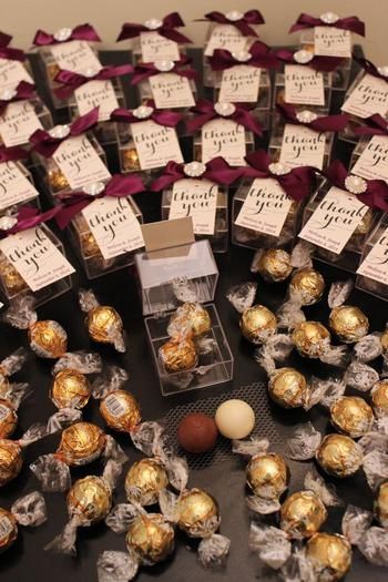 Lindor Lindt Chocolate Wedding Favors Wedding Snacks, Tea Wedding Favors, Favour Ideas, Creative Wedding Favors, Inexpensive Wedding Favors, Chocolate Wedding Favors, Chocolate Wedding, Candy Wedding Favors, Chocolate Favors