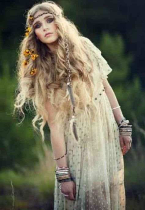 pisces halloween costume. #halloween #halloween-costume #zodiac-costume #costume-ideas Follow us on Pinterest: www.pinterest.com/yourtango Midsummer Outfit, Look Lollapalooza, Modern Hippy, Hippie Photoshoot, Tribe Fashion, Bohemian Schick, Crystal Core, Estilo Hippy, Mode Hippie