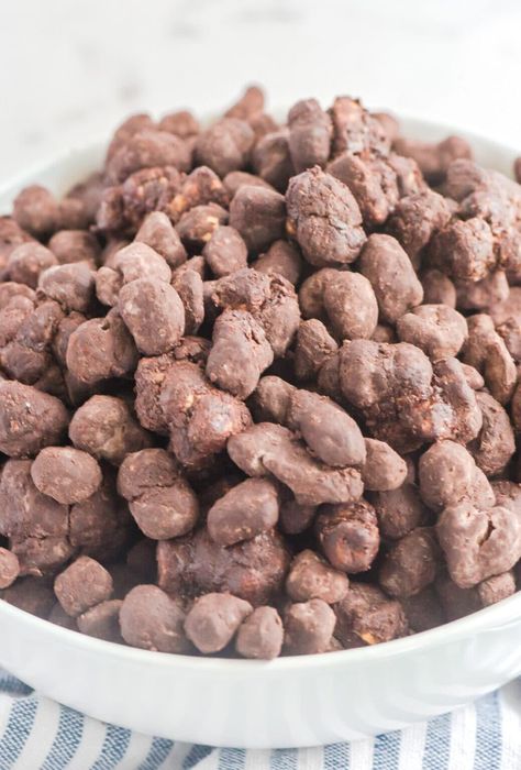 Reindeer Poop (chocolate Snack Mix Recipe) Reindeer Poop Recipe, Chocolate Cereal Treats, Chocolate Snack Mix, Copycat Drink Recipes, Velveeta Recipes, Snack Mix Recipe, Ritz Cracker Recipes, Reindeer Poop, Healthy Egg Recipes