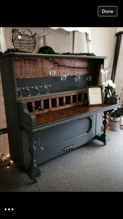 wine cart/old piano. I've also seen an old piano turned into a desk. Awesome! Repurposed Piano, Muebles Shabby Chic, Old Piano, Painted Pianos, Koti Diy, Piano Parts, Old Pianos, Piano Bar, Interior Vintage