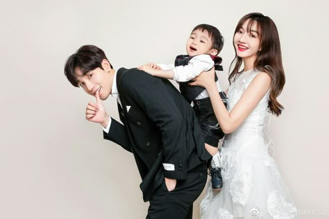 Korean Family Photoshoot, Family Photo Studio, Korean Photoshoot, Family Photoshoot Poses, Couple Pregnancy Photoshoot, Wedding Photo Studio, Wedding Portrait Poses, Family Picture Poses, Kpop Couples