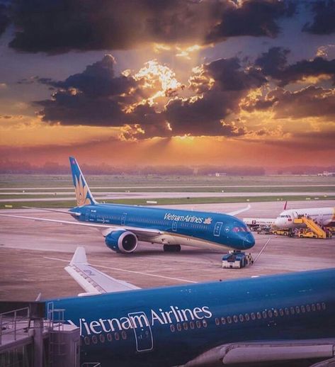 Plane Wallpaper, Los Angeles Airport, Plane Photos, Boeing 787 Dreamliner, Vietnam Airlines, Aviation Posters, Airplane Wallpaper, Airbus A330, Boeing Aircraft