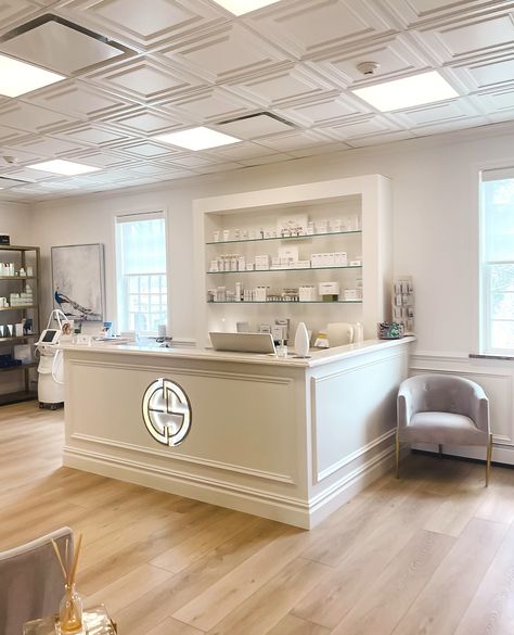 Spa Desk Reception Areas, Salon Front Desk Reception Areas, Medspa Reception Area, Aesthetic Reception Desk, Front Desk Reception, Reception Desk Aesthetic, Neutral Reception Area, Medspa Front Desk, Spa Front Desk Reception Areas